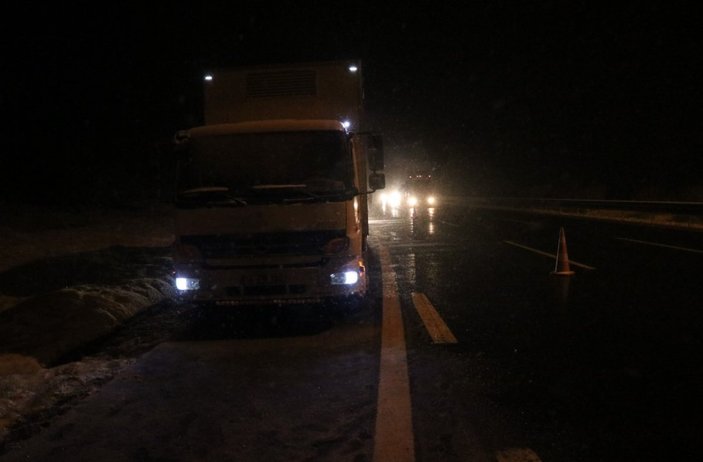 Bolu'da otobüsten indirilen yolcuya kamyon çarptı