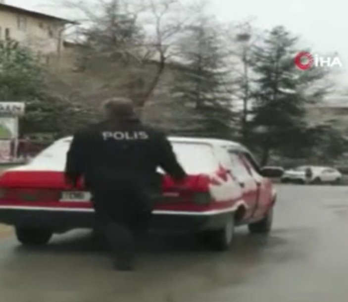 Ankara'da yolda kalan vatandaşın imdadına polis koştu