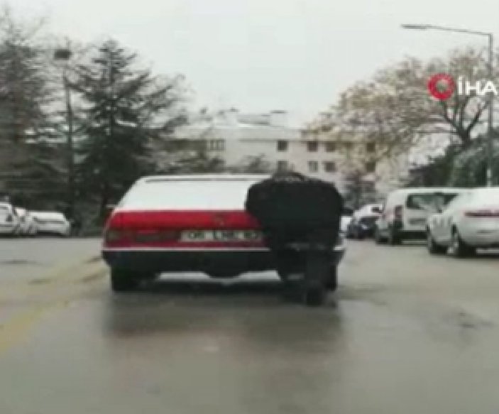 Ankara'da yolda kalan vatandaşın imdadına polis koştu
