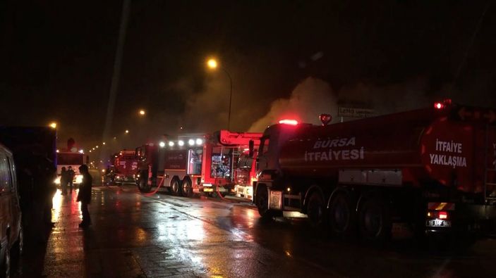 i Bursa’da fabrika yangını: Milyonluk malzemeler yandı