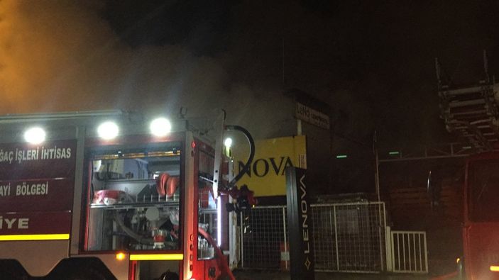 i Bursa’da fabrika yangını: Milyonluk malzemeler yandı