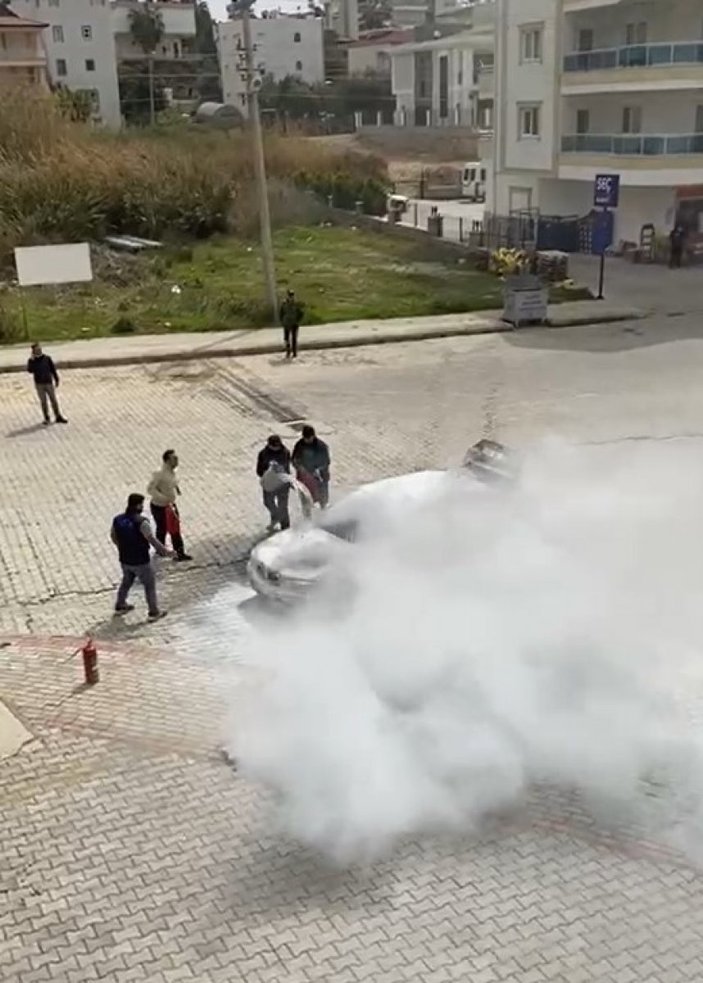 Antalya’da yanan araç, vatandaşların müdahalesi ile söndürüldü