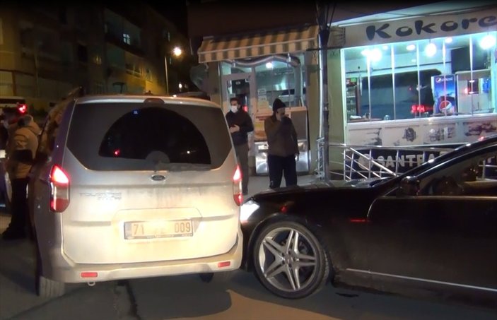 Kırıkkale'de alkollü sürücü, çakarlı araçla polis aracına çarptı