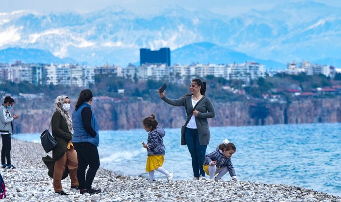 Antalya'da karlı dağ manzarasında deniz keyfi