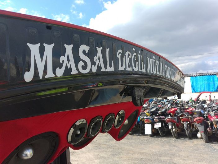 i Denetlemeye takılan aracın ses sistemi polisi şaşkına çevirdi