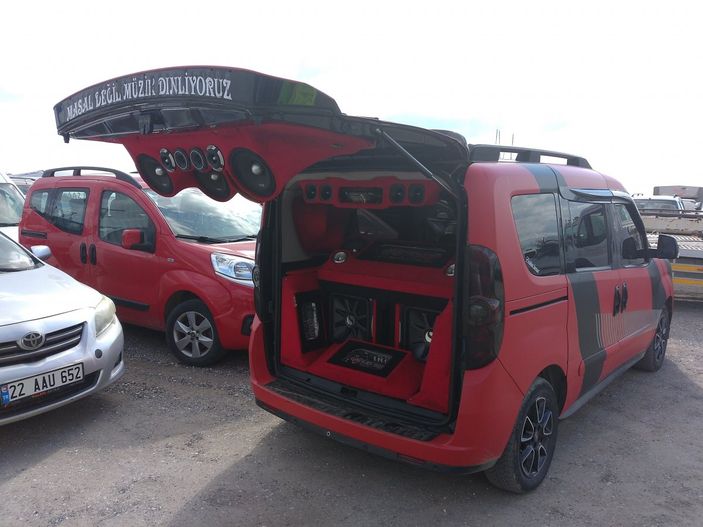 İ Denetlemeye takılan aracın ses sistemi polisi şaşkına çevirdi