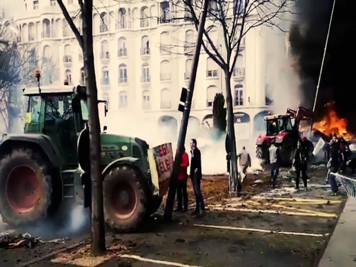 Fransa'da çiftçiler traktörlerini polisin üzerine sürdü