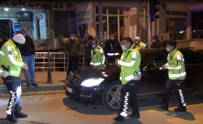 Kırıkkale'de alkollü sürücü, çakarlı araçla polis aracına çarptı