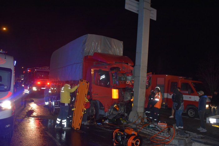 İzmir'de kaza yapan kamyon sürücüsü 1 saatte kurtarıldı