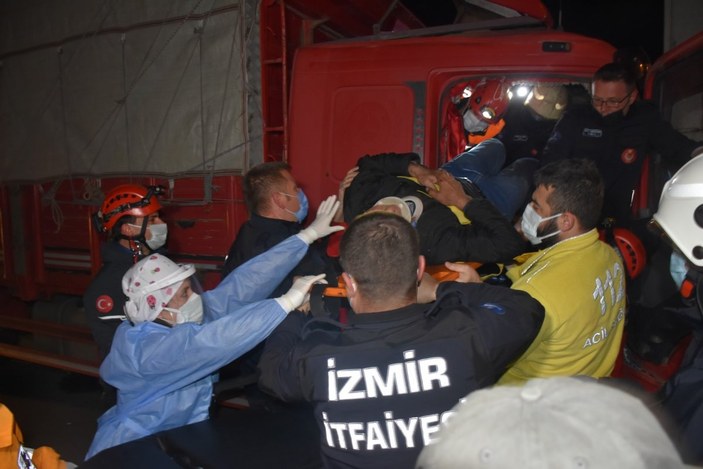 İzmir'de kaza yapan kamyon sürücüsü 1 saatte kurtarıldı