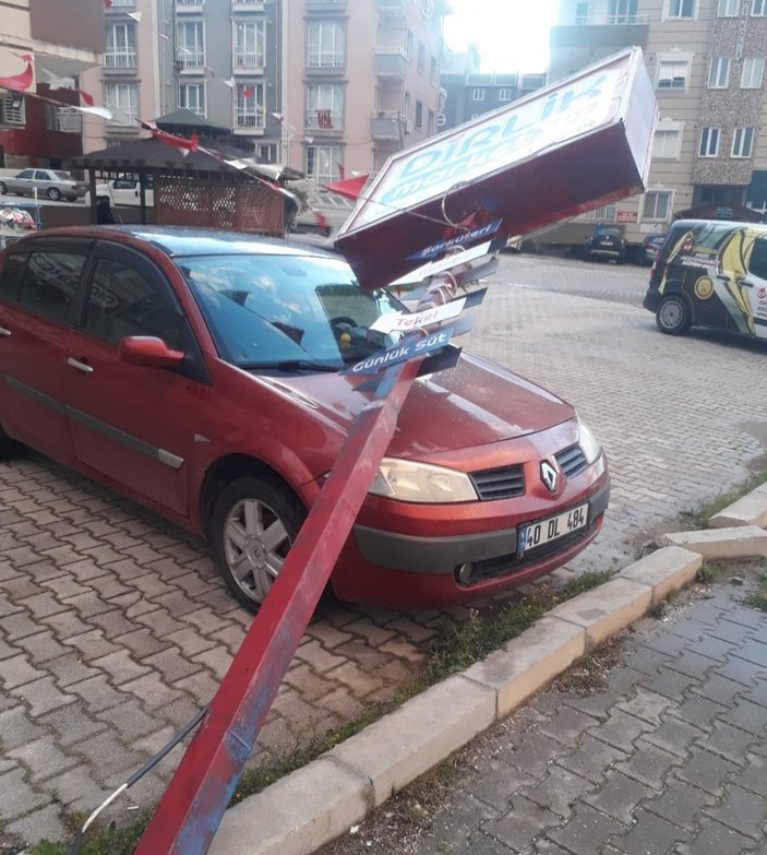 Hatay’da fırtına çıktı, reklam direği arabanın üzerine düştü