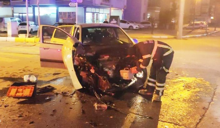 Aksaray'da ışık ihlali yapan sürücü kaza yaptı