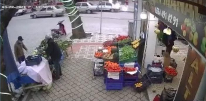 Manisa'da manavdan bin lira çalan hırsızlar kamerada