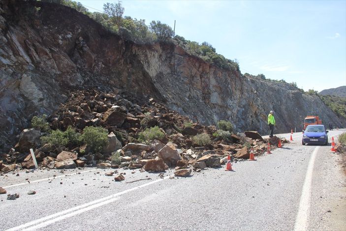 a Marmaris-Datça kara yolunda toprak kayması