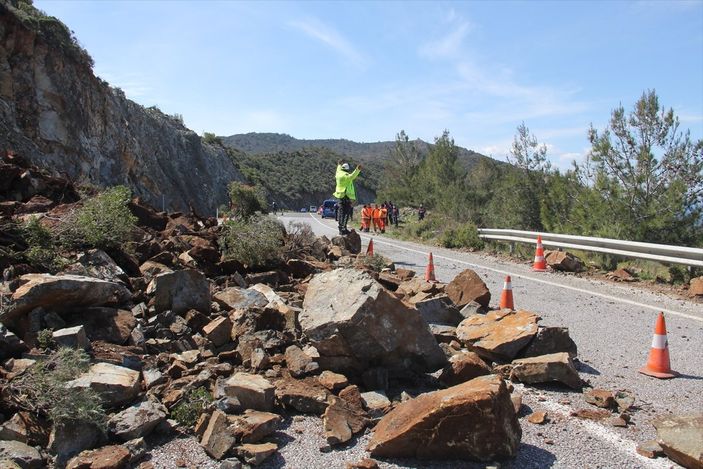 a Marmaris-Datça kara yolunda toprak kayması