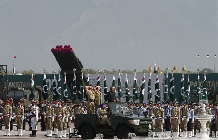 Pakistan Milli Günü'nde askeri geçit töreni düzenlendi