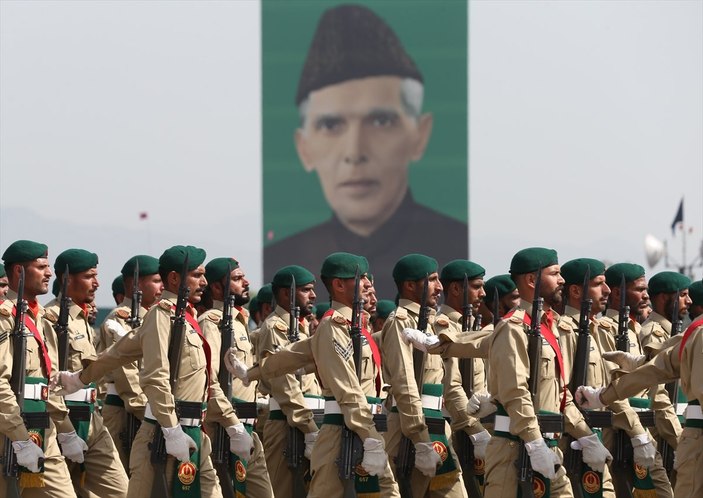 Pakistan Milli Günü'nde askeri geçit töreni düzenlendi