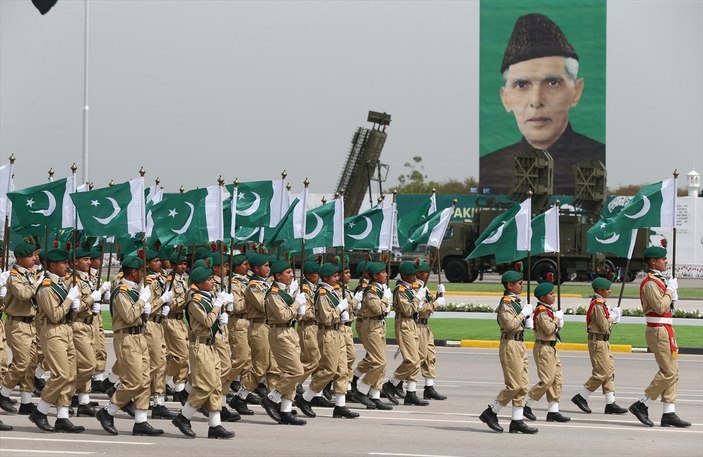 Pakistan Milli Günü'nde askeri geçit töreni düzenlendi