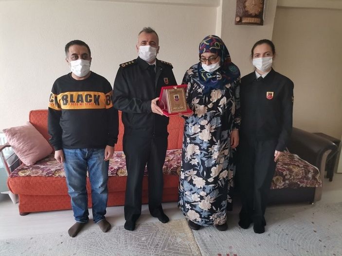Şehit ailesine 'Hizmet Anısı' şilti teslim edildi