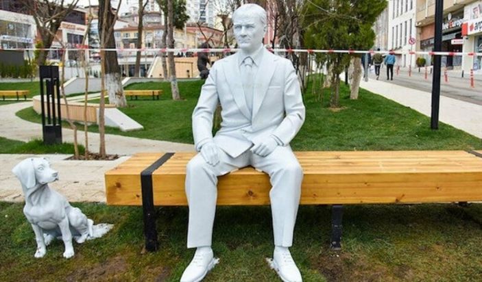 CHP'li Bilecik Belediyesi, Atatürk heykelini yeniden yaptırdı