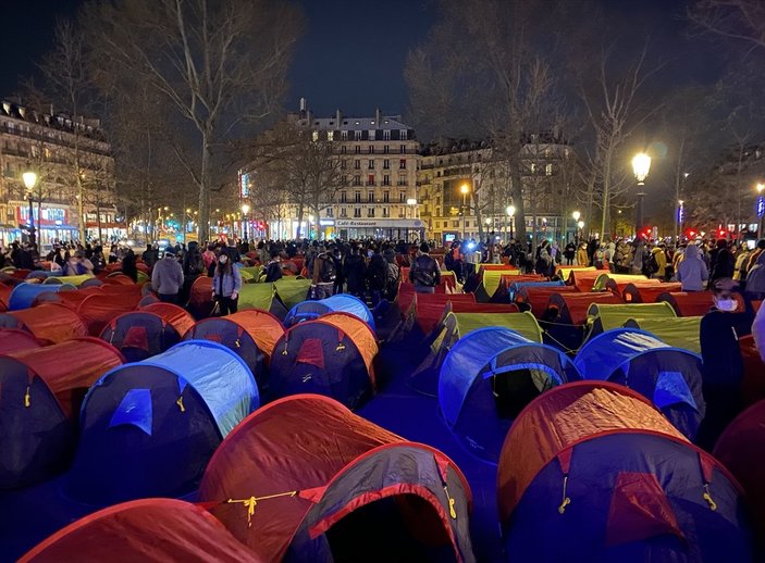 Paris'te göçmenler hükümete tepkilerini göstermek için kamp kurdu