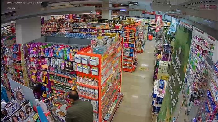 Antalya'da marketten ürün çalan çifte gözaltı