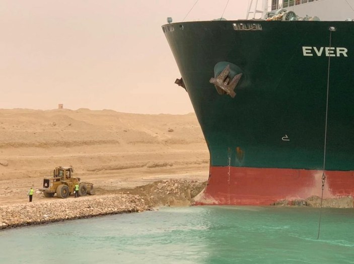 Süveyş Kanalı'na oturan geminin sahibi özür diledi