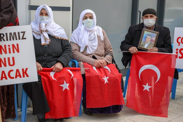 Van'da aileler, HDP önünde eylem yaptı