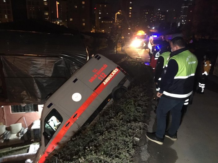 Ümraniye'de ambulans kaza yaptı