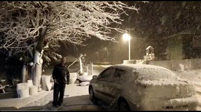 Antalya'da 6 yıl aradan sonra kar sevinci
