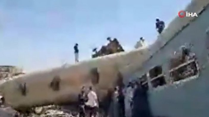 Mısır'da 2 tren çarpıştı, 3 vagon raydan çıktı