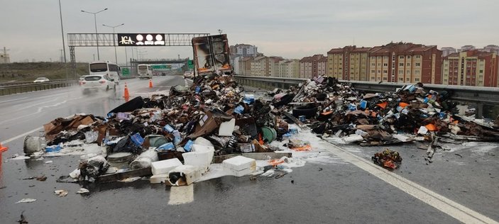 Kuzey Marmara Otoyolu’nda seyir halindeki kamyon yandı