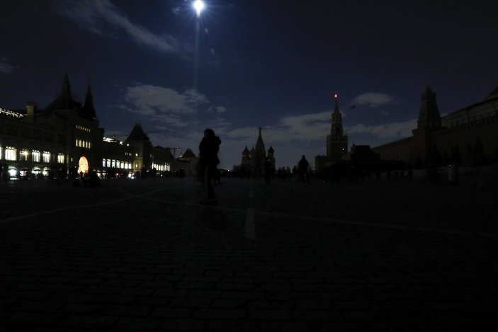 Rusya'da 2 binden fazla yapının ışıkları 1 saat kapatıldı