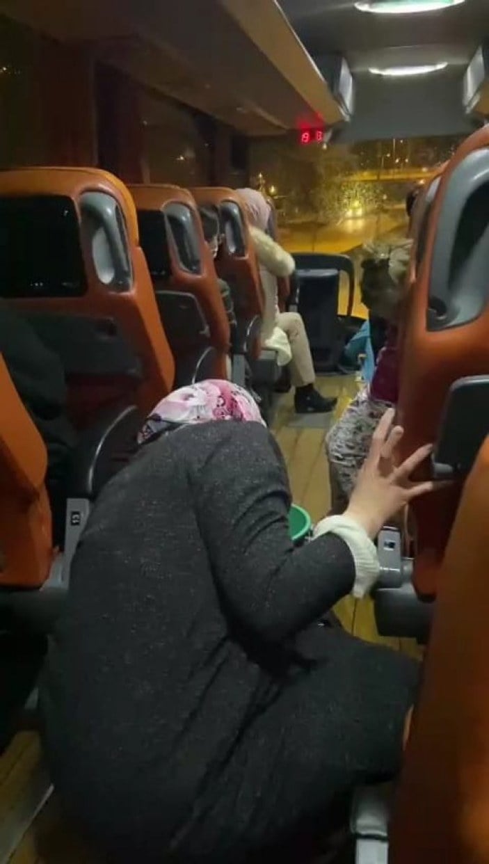 Ünlü otobüs firmasında skandal görüntü: Engelli yolcuya 'temizlik' yaptırıldı