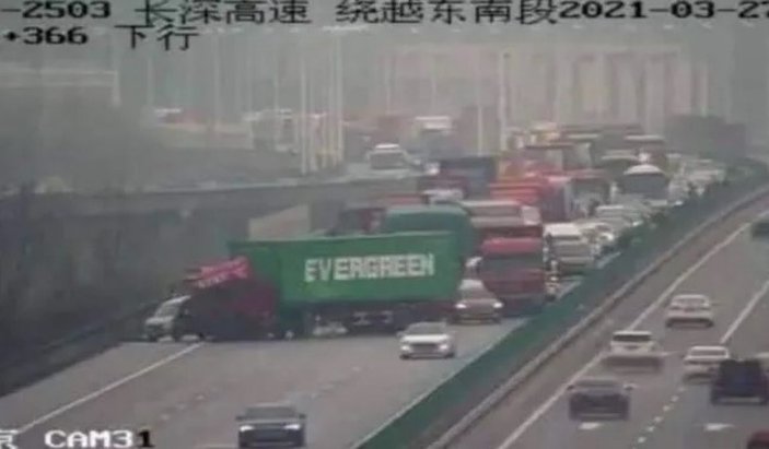 Evergreen'in tırı, Çin'de otoyolu tıkadı