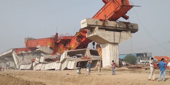 Hindistan’da inşaat halindeki üst geçit çöktü