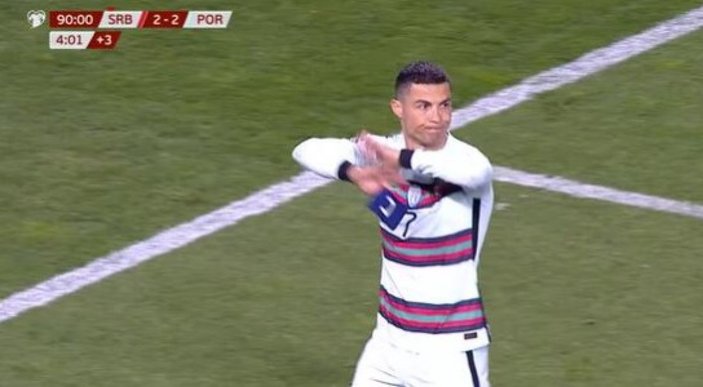 Golü vermeyen hakeme kızan Ronaldo, pazubandını atıp sahayı terk etti