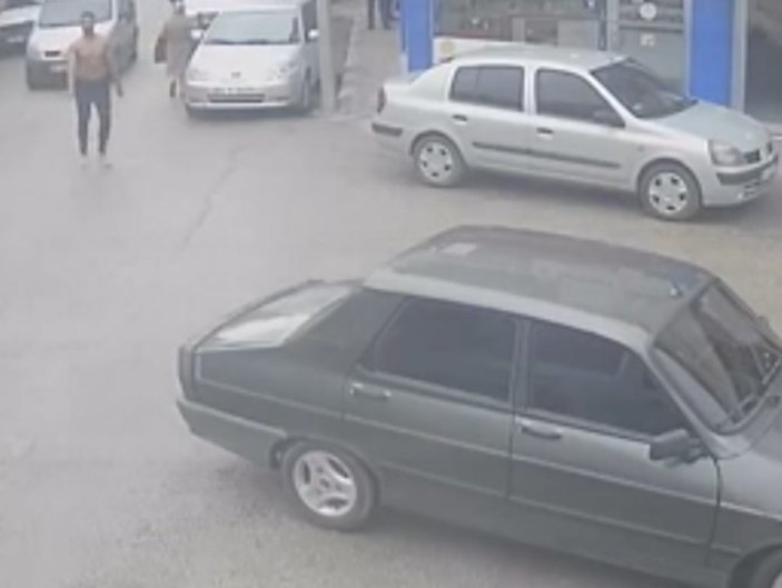 Adana'da sokak ortasındaki üstsüz genç sürücüleri korkuttu