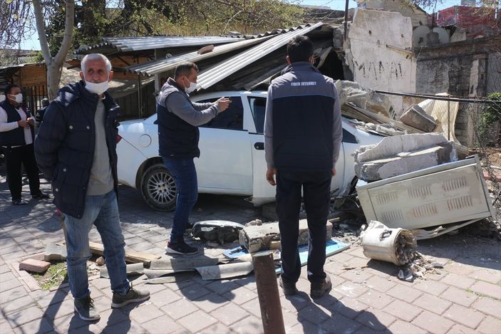 a Adana'da kediye çarpmamak için dükkana daldı