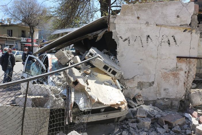 a Adana'da kediye çarpmamak için dükkana daldı