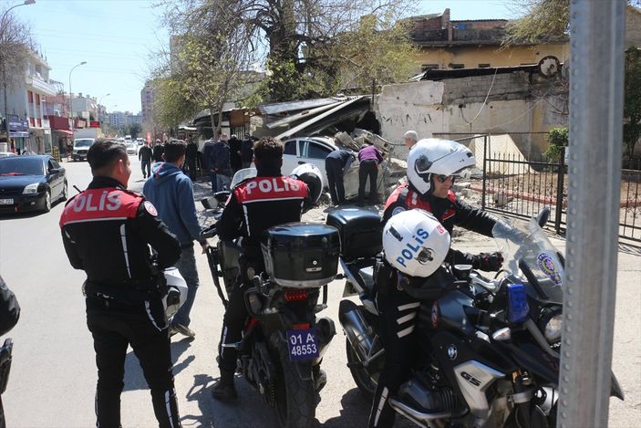 a Adana'da kediye çarpmamak için dükkana daldı