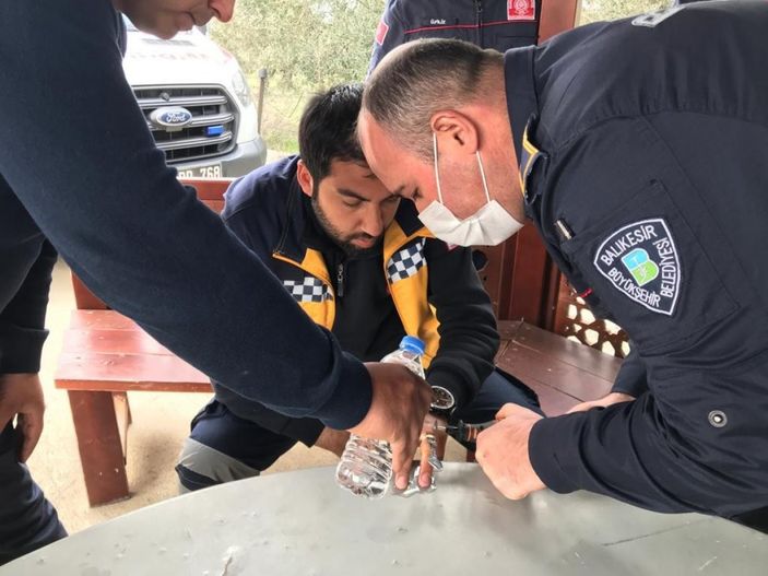 i Balıkesir'de elini arı sokan sağlıkçıyı itfaiye kurtardı