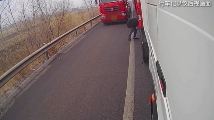 Çin'de otoyoldan geçen kamyon, yayanın ayağını ezdi