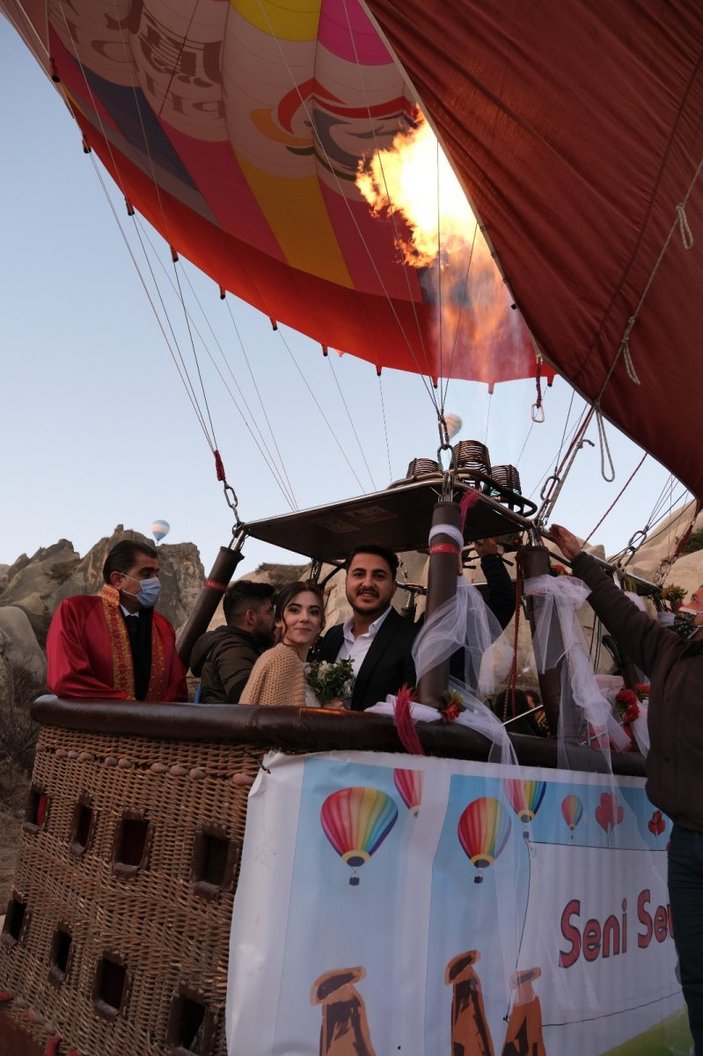Kapadokya'daki sıcak hava balonunda nikah