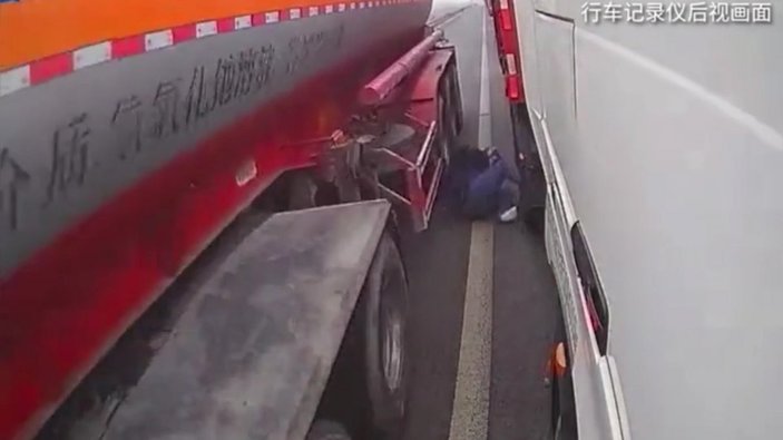 Çin'de otoyoldan geçen kamyon, yayanın ayağını ezdi