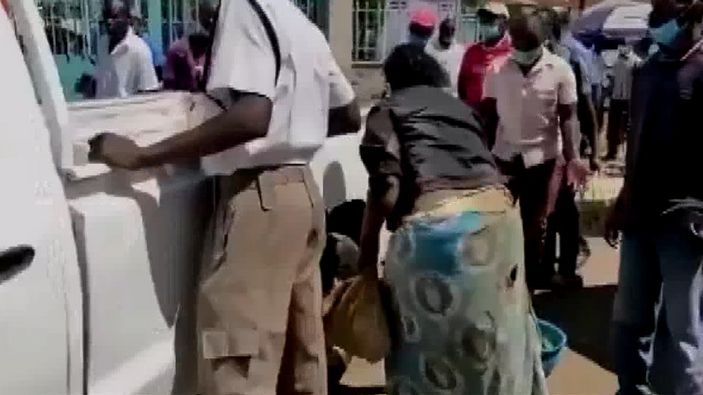 d Kenya'da polis kamyonetinin arkasında sürüklenen kadın