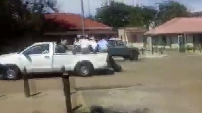 d Kenya'da polis kamyonetinin arkasında sürüklenen kadın