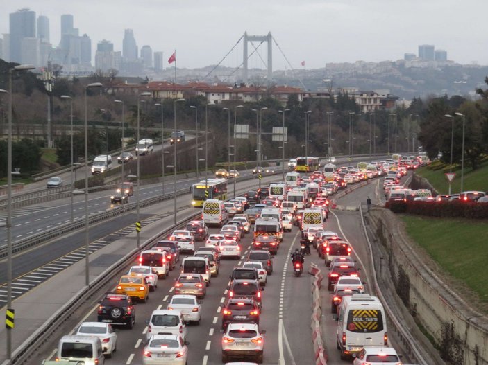 32 saatlik kısıtlama bitti: İstanbul’da yoğunluk başladı