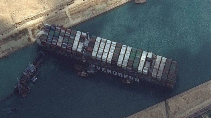 Süveyş Kanalı'nda sıkışan yük gemisindeki mürettebatın sevinç anları