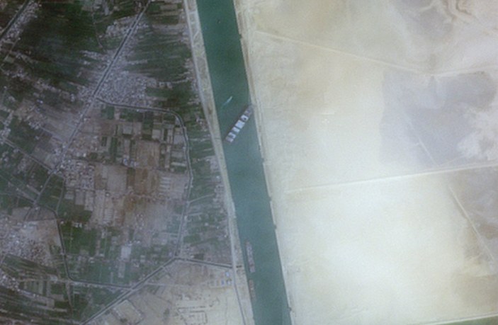 Süveyş Kanalı'nda sıkışan yük gemisindeki mürettebatın sevinç anları